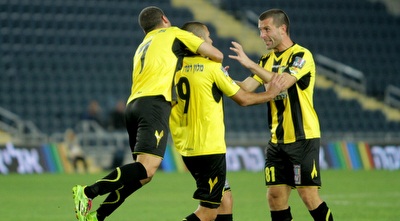 איציק כהן והחברים חוגגים (יניב גונן)