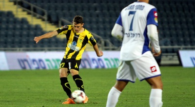 אצילי מניף את הרגל (יניב גונן)