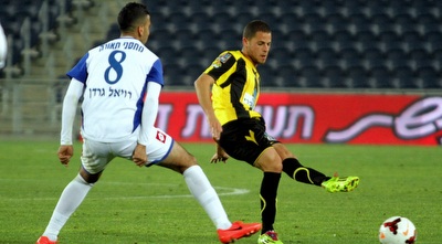 לוגסי מוסר את הכדור (יניב גונן)