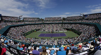 הקהל צופה בהצגה הגדולה של הסרבי (רויטרס)