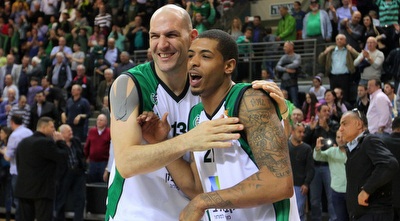 קוז´יקרו ורודריק חוגגים. הלבנים-ירוקים שמרו על יתרון הביתיות (שי לוי) קוז´יקרו ורודריק חוגגים. הלבנים-ירוקים שמרו על יתרון הביתיות (שי לוי)