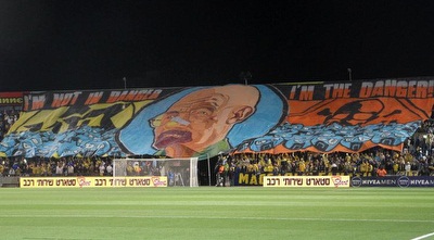 שברו שורות: גם וולטר ווייט הגיע ליציעי של מכבי ת&qout;א (רדאד ג´בארה) שברו שורות: גם וולטר ווייט הגיע ליציעי של מכבי ת&qout;א (רדאד ג´בארה)