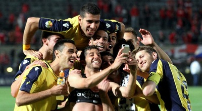 שחקני מכבי ת&qout;א חוגגים עם סלפי נוסף (רדאד ג´בארה) שחקני מכבי ת&qout;א חוגגים עם סלפי נוסף (רדאד ג´בארה)