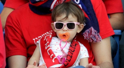 אוהדת הפועל צעירה עם משקפי שמש (יניב גונן)