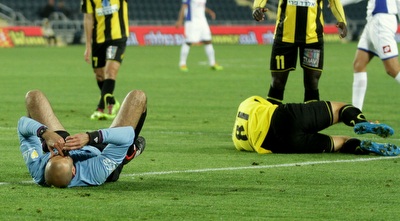 דניאל בר נתן ודושאן מטוביץ´ על הקרקע (יניב גונן)