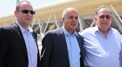 אבי לוזון באצטדיון סמי עופר עם יונה יהב (עמית מצפה)