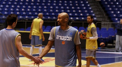 דווין סמית&acute; ויוגב אוחיון (חגי ניזרי)