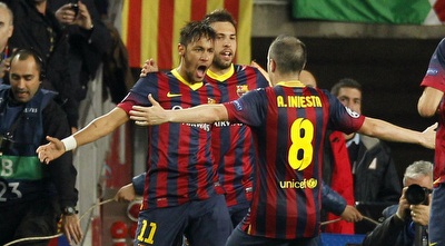 ניימאר חוגג עם אינייסטה (רויטרס)