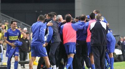 אחד הרגעים המשפילים של העונה, הפועל פ&qout;ת חוגגת בבית של נתניה (רדאד ג´בארה) אחד הרגעים המשפילים של העונה, הפועל פ&qout;ת חוגגת בבית של נתניה (רדאד ג´בארה)