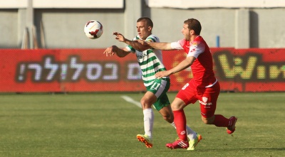 עידן ורד במאבק על הכדור עם עלי עותמאן (עמית מצפה)