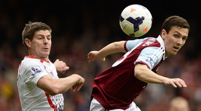 סטיוארט דאונינג וסטיבן ג´רארד מביטים בכדור (רויטרס) סטיוארט דאונינג וסטיבן ג´רארד מביטים בכדור (רויטרס)