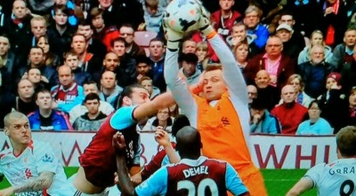 התמונה שמראה את אנדי קארול מכשיל את סיימון מיניולה (ONE) התמונה שמראה את אנדי קארול מכשיל את סיימון מיניולה (ONE)