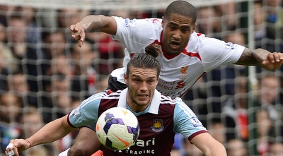 גלן ג´ונסון מנסה לעצור את אנדי קארול (רויטרס) גלן ג´ונסון מנסה לעצור את אנדי קארול (רויטרס)