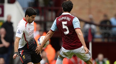 לואיס סוארס עם הנגיעה שגרמה לג´יימס טומקינס לגעת ביד ברחבה (רויטרס) לואיס סוארס עם הנגיעה שגרמה לג´יימס טומקינס לגעת ביד ברחבה (רויטרס)