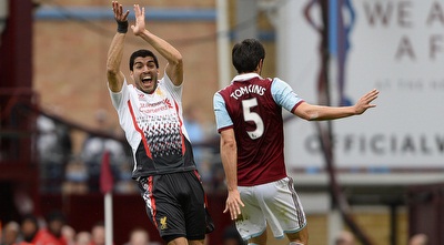 לואיס סוארס דורש פנדל לאחר הנגיעה ביד של ג´יימס טומקינס (רויטרס) לואיס סוארס דורש פנדל לאחר הנגיעה ביד של ג´יימס טומקינס (רויטרס)