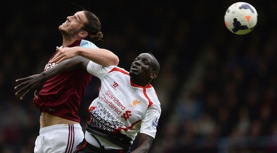 גם ממאדו סאקו מנסה להיאבק באנדי קארול (רויטרס) גם ממאדו סאקו מנסה להיאבק באנדי קארול (רויטרס)