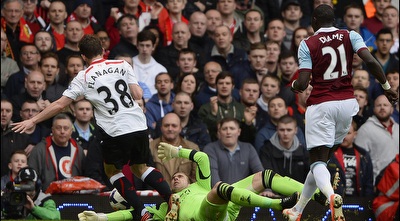 ג´ון פלנגאן מוכשל על ידי אדריאן (רויטרס) ג´ון פלנגאן מוכשל על ידי אדריאן (רויטרס)