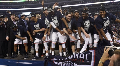 שחקני קונטיקט חוגגים את הזכייה (רויטרס)