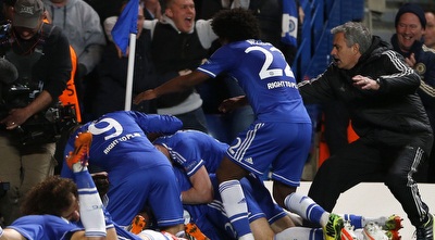 מוריניו חוגג עם שחקני צ´לסי (רויטרס)