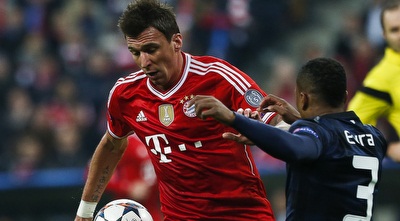 אברה מנסה לעצור את מנדזוקיץ´ (רויטרס) אברה מנסה לעצור את מנדזוקיץ´ (רויטרס)