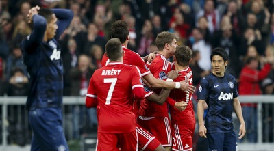 שחקני באיירן מינכן חוגגים העפלה לחצי הגמר (רויטרס) שחקני באיירן מינכן חוגגים העפלה לחצי הגמר (רויטרס)