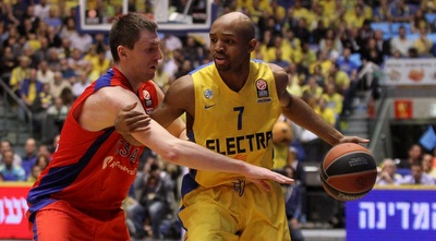 פרידזון שומר מקרוב על היקמן (חגי ניזרי)