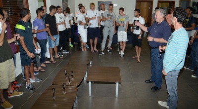 שחקני מכבי חיפה ואיתמר צ´יזיק בהרמת כוסית (מקום רביעי באליפות העולם לנבחרת הנוער בסייף) (ONE) שחקני מכבי חיפה ואיתמר צ´יזיק בהרמת כוסית (מקום רביעי באליפות העולם לנבחרת הנוער בסייף) (ONE)