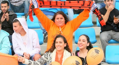 אוהדות בני יהודה שעשו את הדרך הארוכה מתל-אביב (משה חרמון)