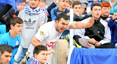 אוהד עכו מנסה לדחוף את קבוצתו קדימה (משה חרמון)