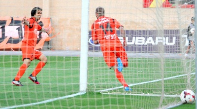 הכדור ברשת, ג´יימס קין רץ לחגוג עם קדוסי (משה חרמון)