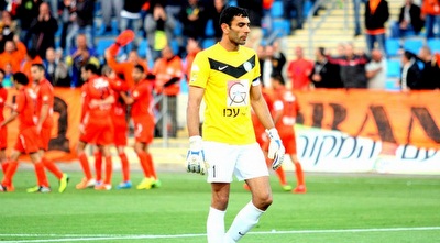 גורש מתוסכל, שחקני בני יהודה חוגגים ברקע (משה חרמון)