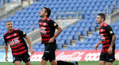 אסי בלדוט חוגג עם חבריו (חגי ניזרי)