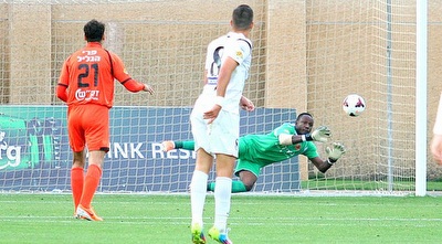 איינוגבה עוצר את הבעיטה של גיא דיין (משה חרמון)