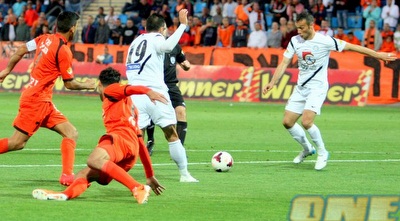 חמדי סליחי מתכונן לבעיטה. נגיחה שלו סחטה הצלה מאיינוגבה (משה חרמון)