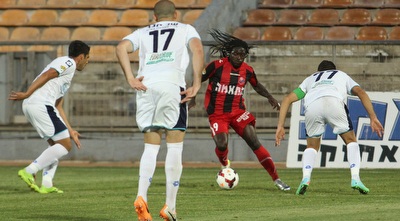 ימפולסקי מנסה לחדור לרחבה (עמית מצפה) ימפולסקי מנסה לחדור לרחבה (עמית מצפה)