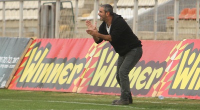 חיים שאבו מעודד את שחקניו (עמית מצפה) חיים שאבו מעודד את שחקניו (עמית מצפה)