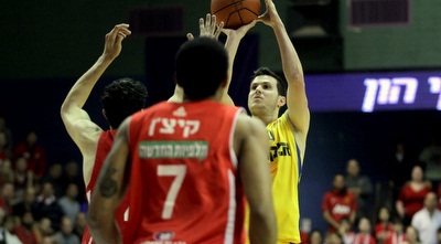 פניני צולף שלשה. מחצית מטורפת של הצהובים מחוץ לקשת (יניב גונן)