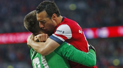 לוקאש פביאנסקי חוגג עם סנטי קאסורלה  (רויטרס)