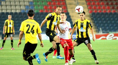 אבירם ברוכיאן מנסה להגיע לכדור (משה חרמון)