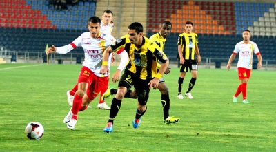 חאתם אלחמיד וקריאף במאבק על הכדור (משה חרמון)