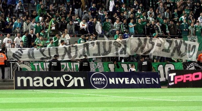 אוהדי מכבי חיפה עם שלט לטוואטחה (יניב גונן)