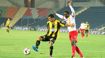 אופיר קריאף עם הכדור (משה חרמון)