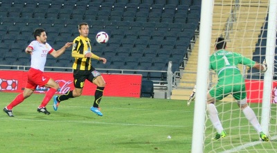 מאטוביץ´ מנסה להשתלט על הכדור (משה חרמון)