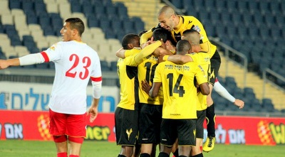 שחקני בית&qout;ר חוגגים (משה חרמון)