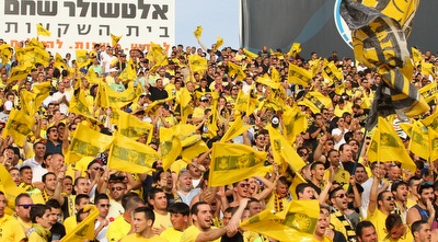 אוהדי נתניה הגיעו מוכנים (שי לוי) אוהדי נתניה הגיעו מוכנים (שי לוי)