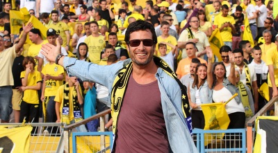 רון שחר עם אוהדי נתניה (שי לוי) רון שחר עם אוהדי נתניה (שי לוי)