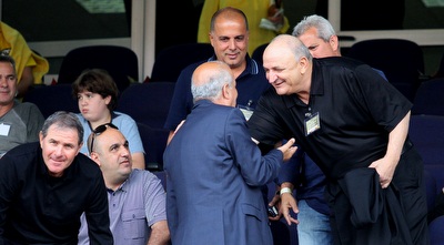 אבי לוזון מברך את יצחק תשובה (שי לוי) אבי לוזון מברך את יצחק תשובה (שי לוי)