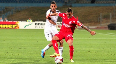 מאור בוזגלו שומר על הכדור (שי לוי)