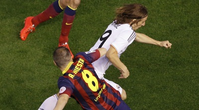 אינייסטה מנסה לעצור את מודריץ´ (רויטרס)