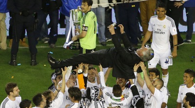 שחקני ריאל מדריד חוגגים עם קרלו אנצ´לוטי (רויטרס)